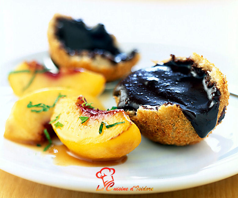 Croquettes au chocolat et pêches poêlées